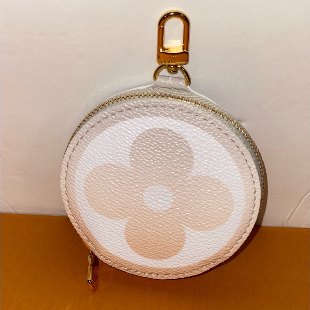 Louis Vuitton round coin By the pool 2021